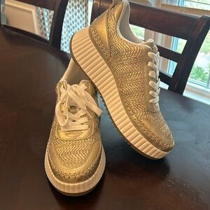 Universal Threads Persephone platform sneaker